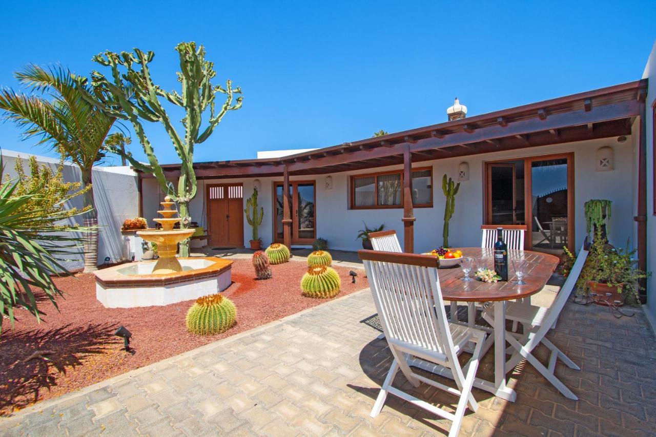 Las Chimeneas Playa Blanca  Exterior photo