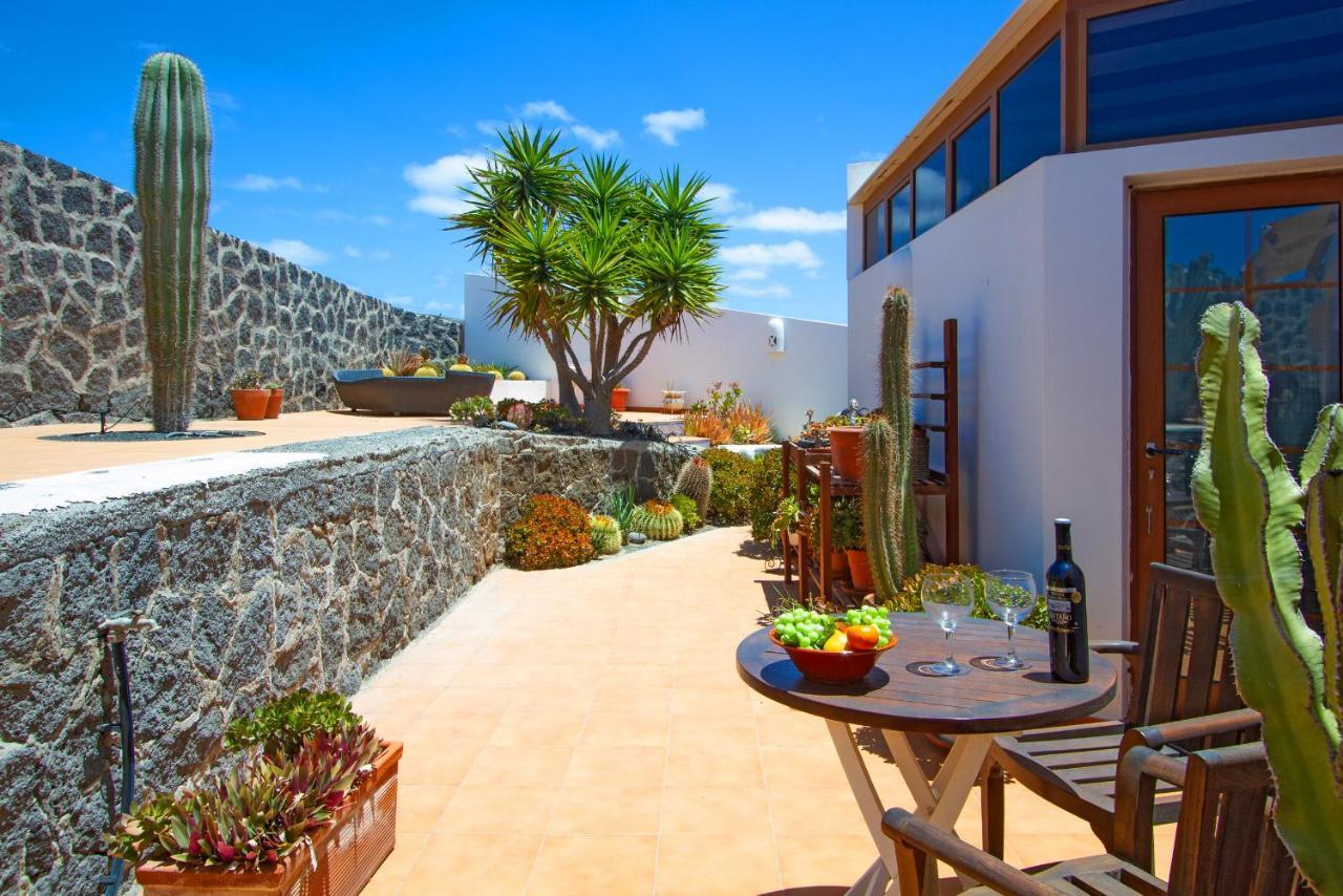 Las Chimeneas Playa Blanca  Exterior photo